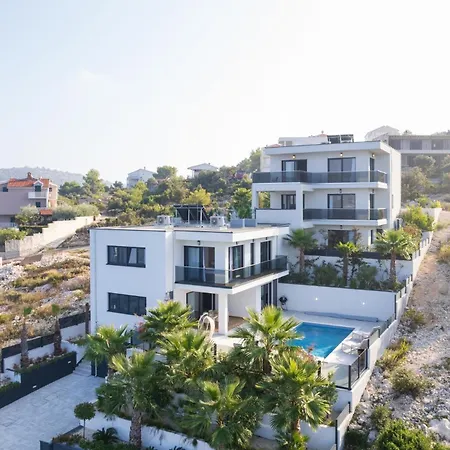 New ! Palm Bay 1 & 2 With Two Heated Pool - Near Sea וילה Ražanj